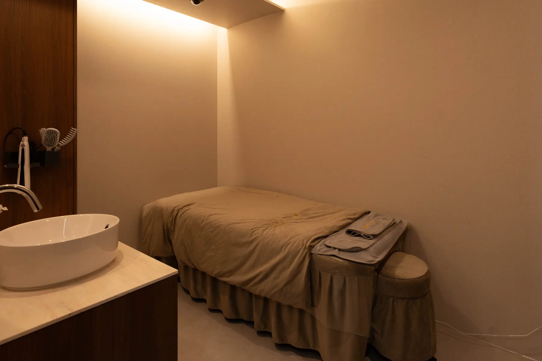 Private single treatment room at Aurea Clinic