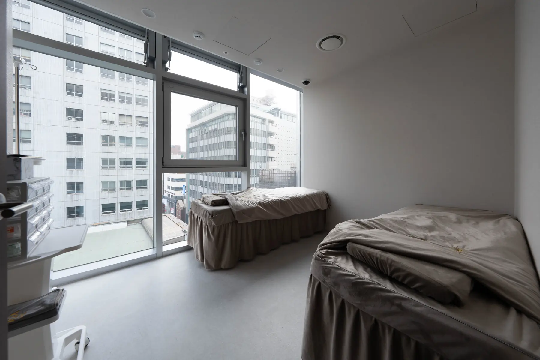 Treatment room with a city view at Aurea Clinic